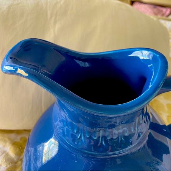 Vintage McCoy Raised Turkey vase/pitcher 1968. Beautiful blue. Tiny chip on top. - Picture 5 of 15